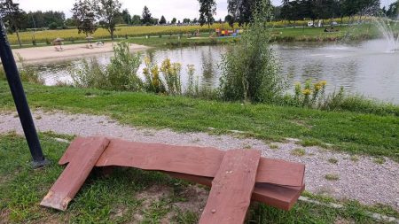 Dewastacja nad Stawem Skrzynczyna. Zniszczono ławkę i tablice. „Stanowcze nie” Dewastacja nad Stawem Skrzynczyna. Zniszczono ławkę i tablice. „Stanowcze nie”